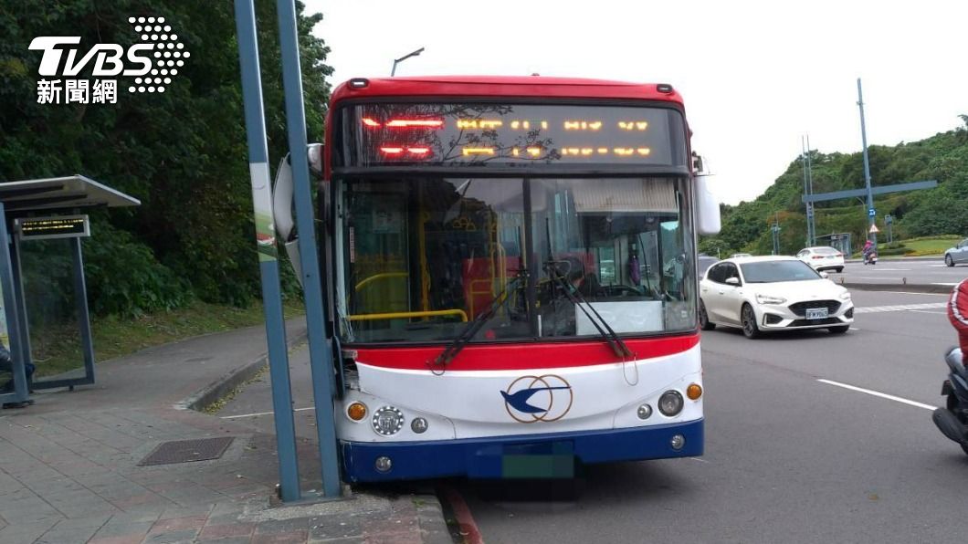 公車撞上燈桿。（圖／TVBS）