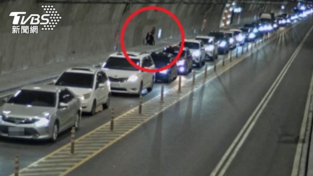 2名女子在蘇花改塞車尿急，竟直接下車在路邊解放。（圖／TVBS）