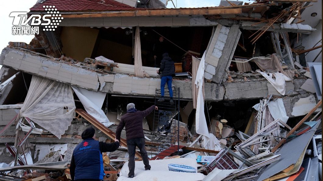土耳其強震造成許多房屋坍塌，到處都是災情。（圖／TVBS）