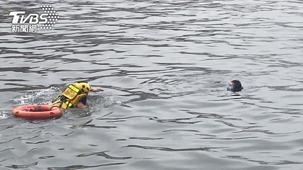 民眾發現一名男子漂浮在基隆港內　載浮載沉　（圖／ＴＶＢＳ）