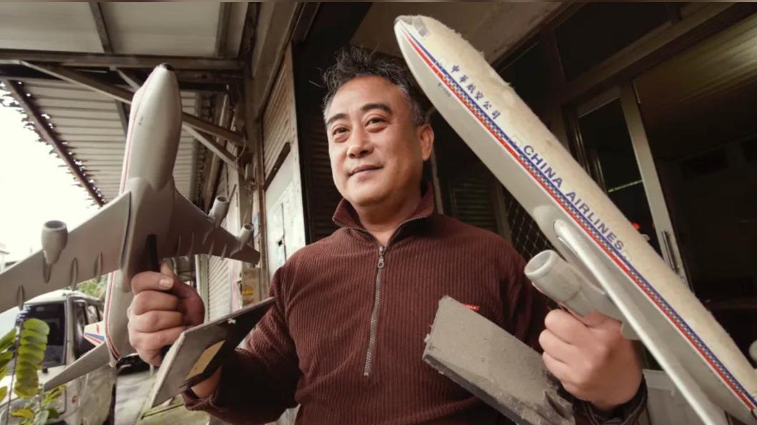 《當飛機飛過》桃園航空城居民陳遼平與珍藏的飛機模型。（圖／公視提供）