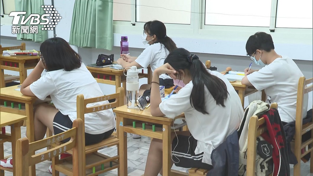 3月6日起校園教室內可自行決定是否脫口罩。（圖／TVBS資料照）