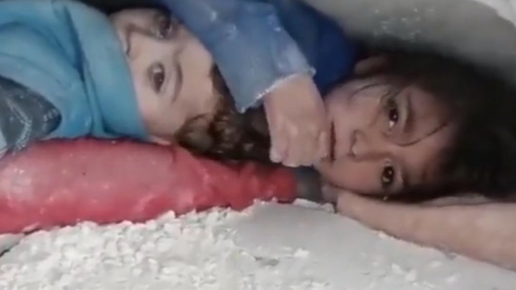 敘利亞7歲姐用自己的肉身保護弟弟。（圖／翻攝自@AatmTripathi Twitter）