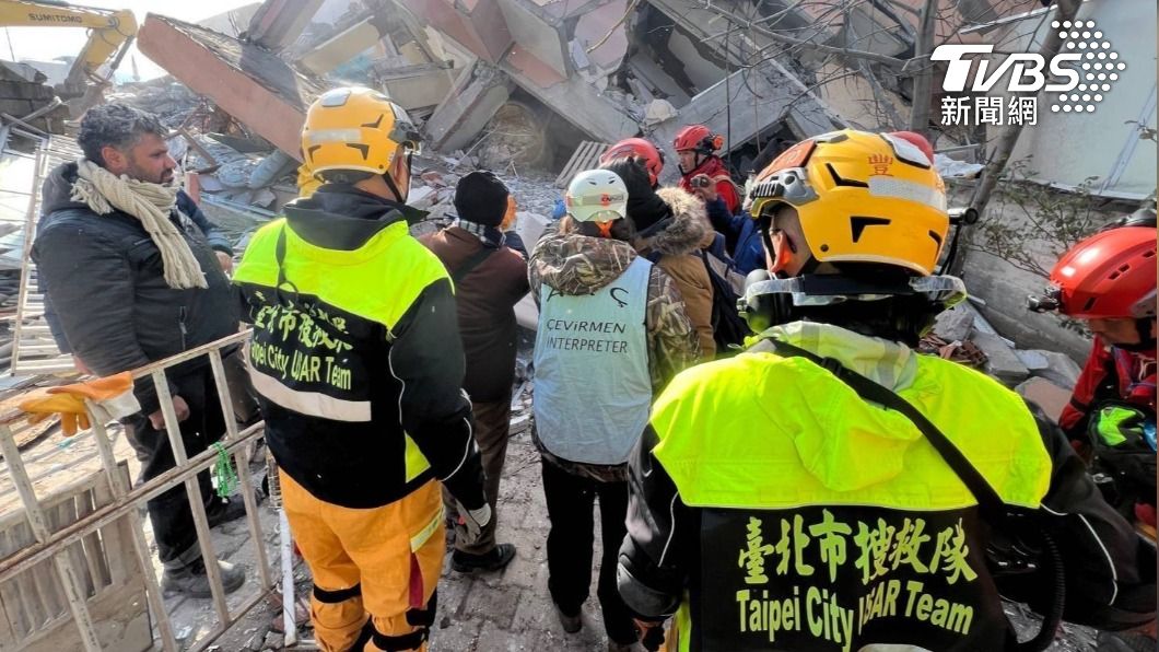 包括台灣在內各國搜救隊前往救援。（圖／TVBS）