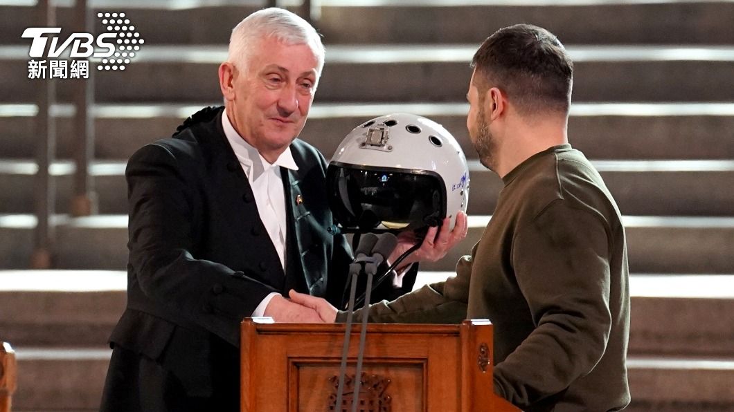 澤倫斯基贈與英國議長飛官頭盔，呼籲英國軍援戰機。（圖／達志影像路透社）