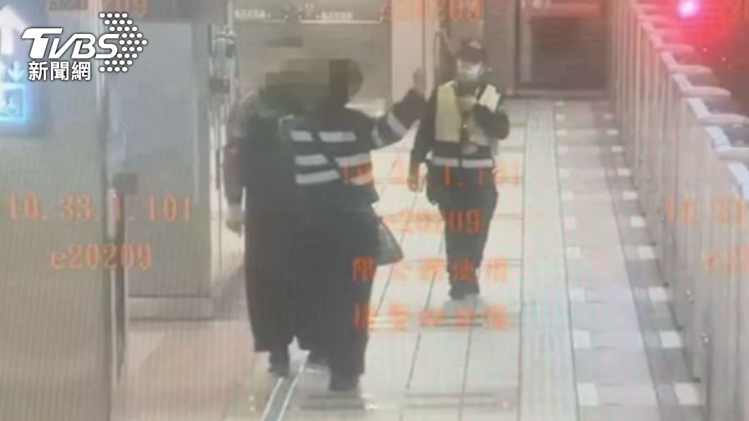 兩名男子從捷運車廂打到月台。（圖／TVBS）