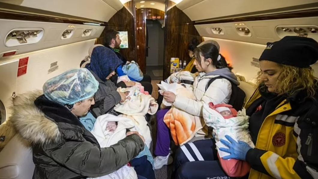 土耳其搜救隊在南部卡拉曼馬拉斯市（Kahramanmaras）瓦礫下救出16名嬰兒。（圖／翻攝自《每日郵報》）