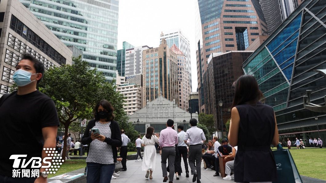 新加坡將從2月13日起，全面解除入境管制，和搭大眾運輸不再強制戴口罩。（圖／達志影像路透社）