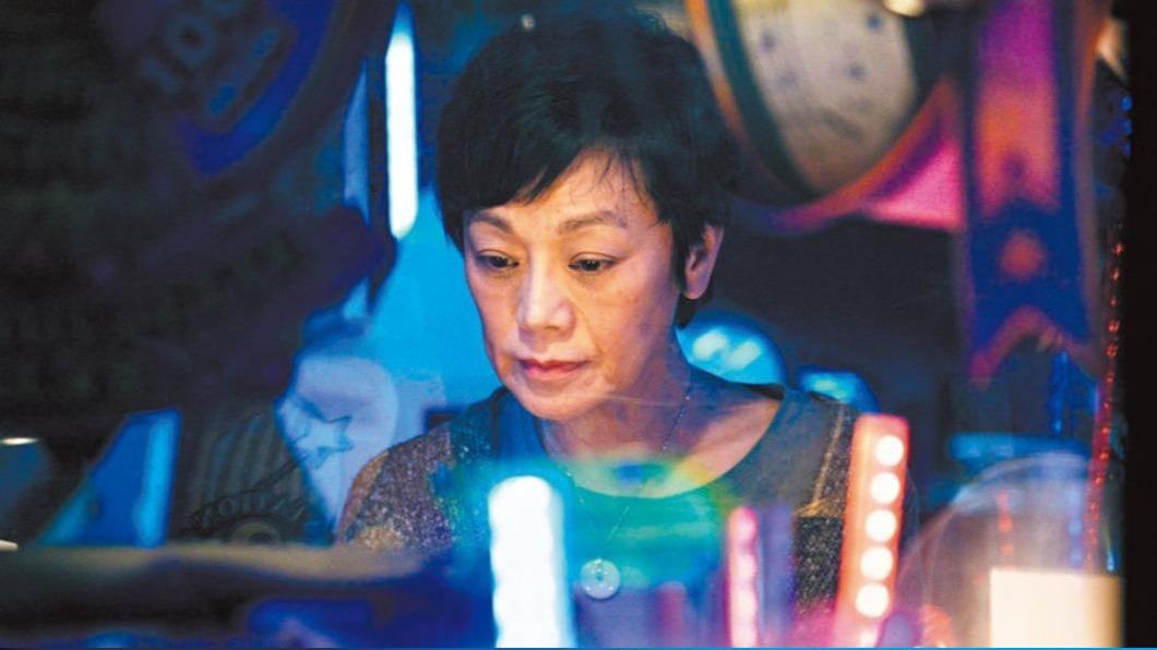 張艾嘉以《燈火闌珊》角逐第41屆香港金像獎影后寶座。（圖／《燈火闌珊》劇照）