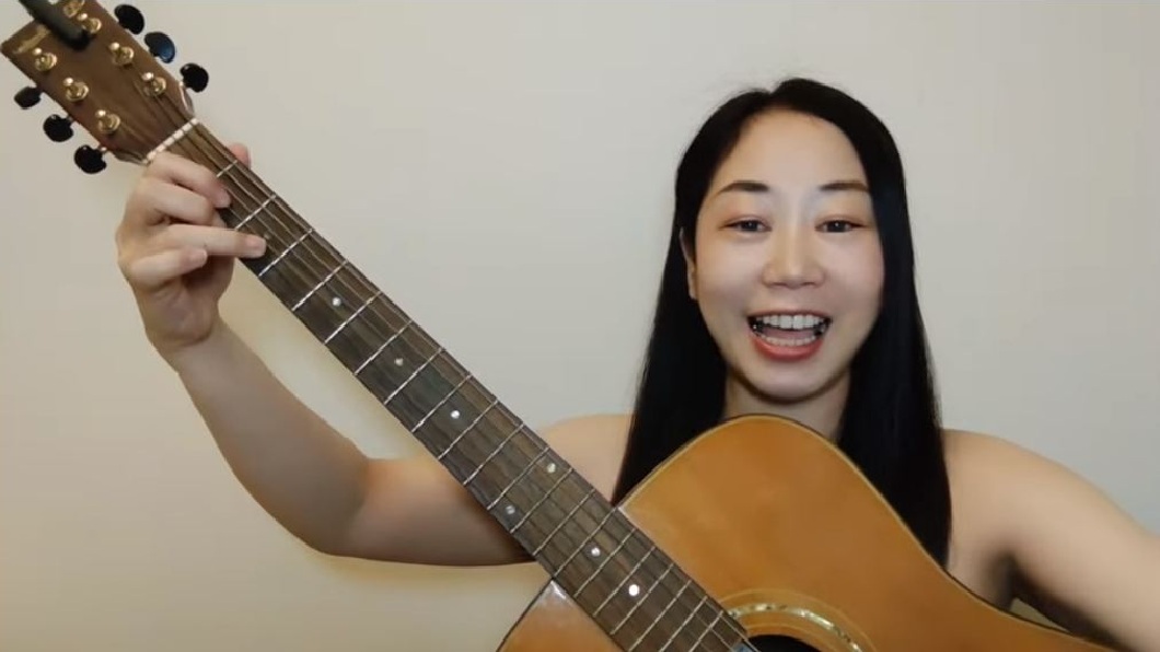 日本一名女YouTuber為了提升流量祭出全裸彈吉他的手段。（圖／翻攝自YouTube）