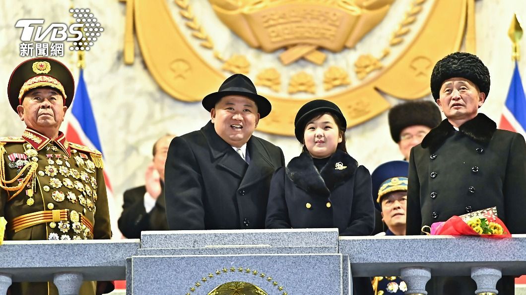 在北韓官媒公布的相片中，金正恩與女兒金珠愛一起站在閱兵台上最顯眼處。（圖／達志影像美聯社）