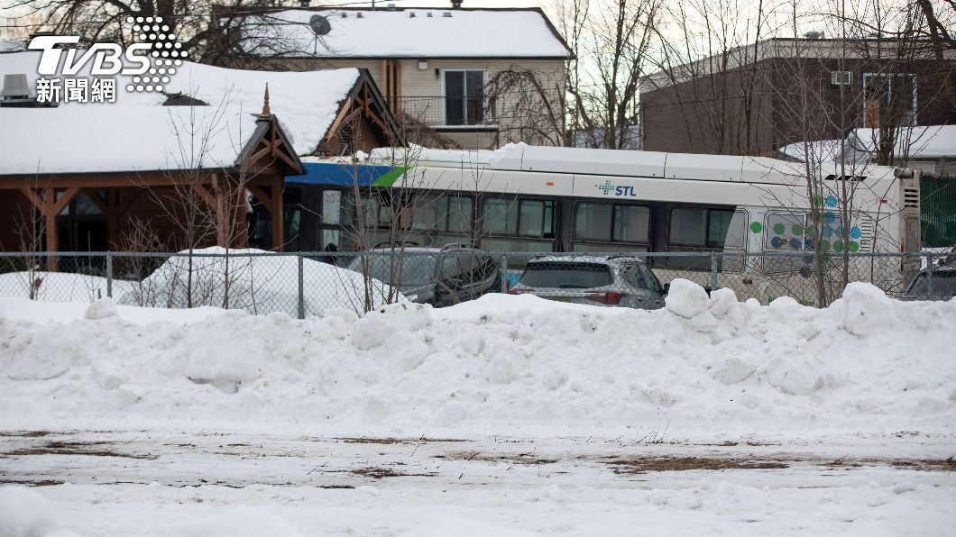 加拿大魁北克省（Quebec）一間托兒所，8日慘遭公車撞擊，釀2死6傷。（圖／達志影像路透社）