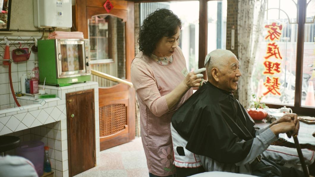 陸小芬飾演家庭理髮廳阿姨阿蕊，為老客人染黑髮。（圖／威視提供）