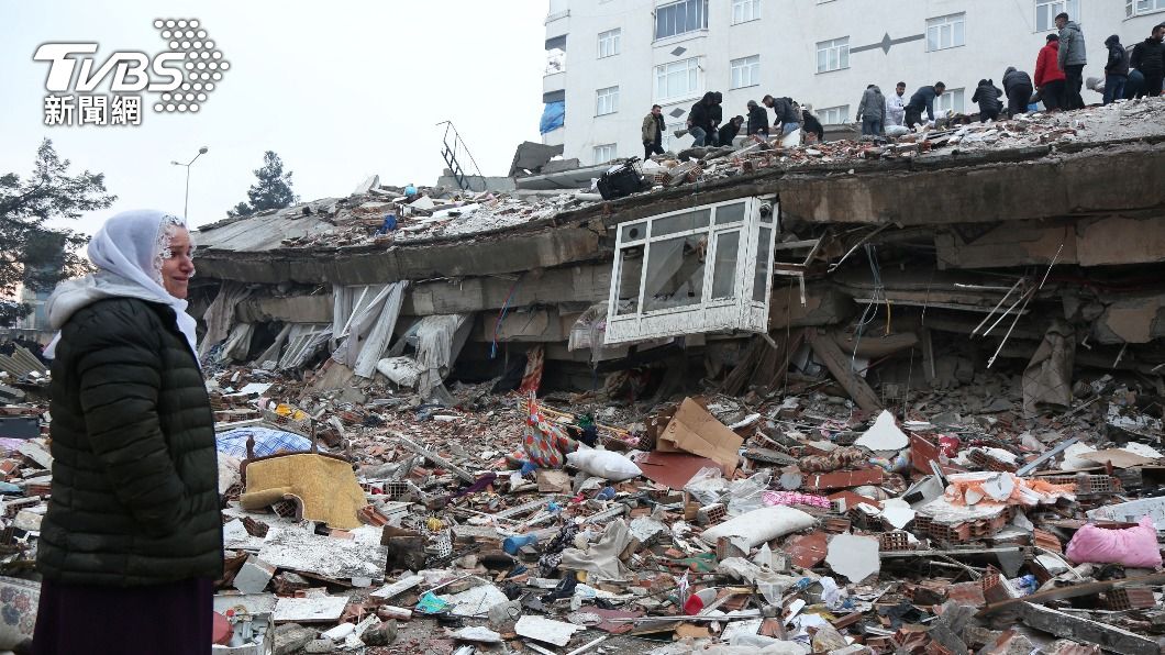 土耳其強震造成房屋四處倒塌，許多土耳其人民被壓在瓦礫中。（圖／達志影像路透社）