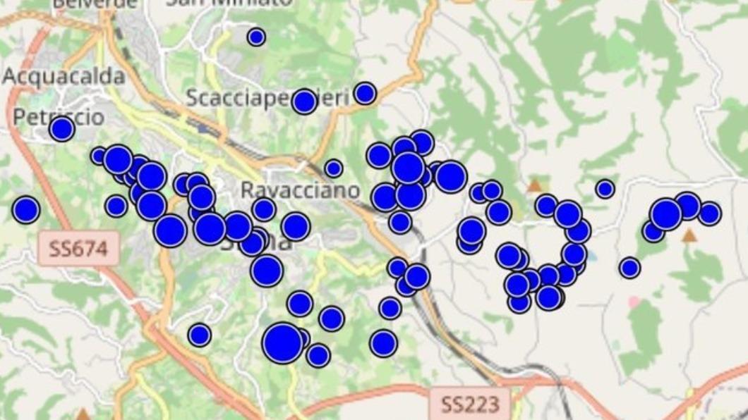 本月8日至9日在義大利西恩納附近發生80次左右的地震。（圖／翻攝自@LiberalDespot推特）