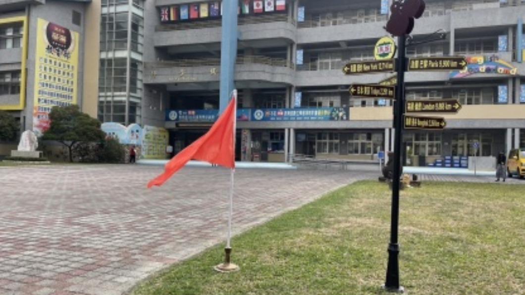 嘉義市空氣品質達紅色警示，民族國小掛起紅色空品旗。（圖／嘉義市政府提供）
