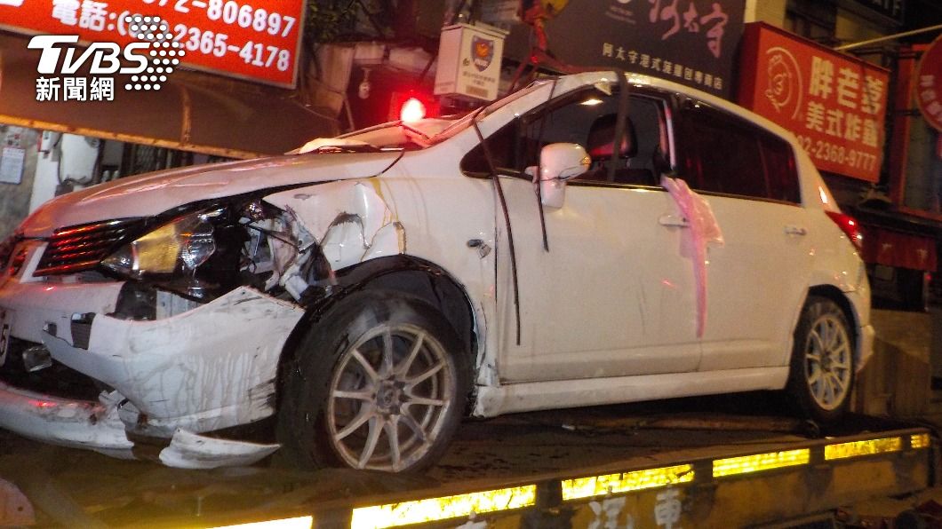 女駕駛自撞導致車輛翻覆，事後被驗出酒駕。（圖／TVBS）