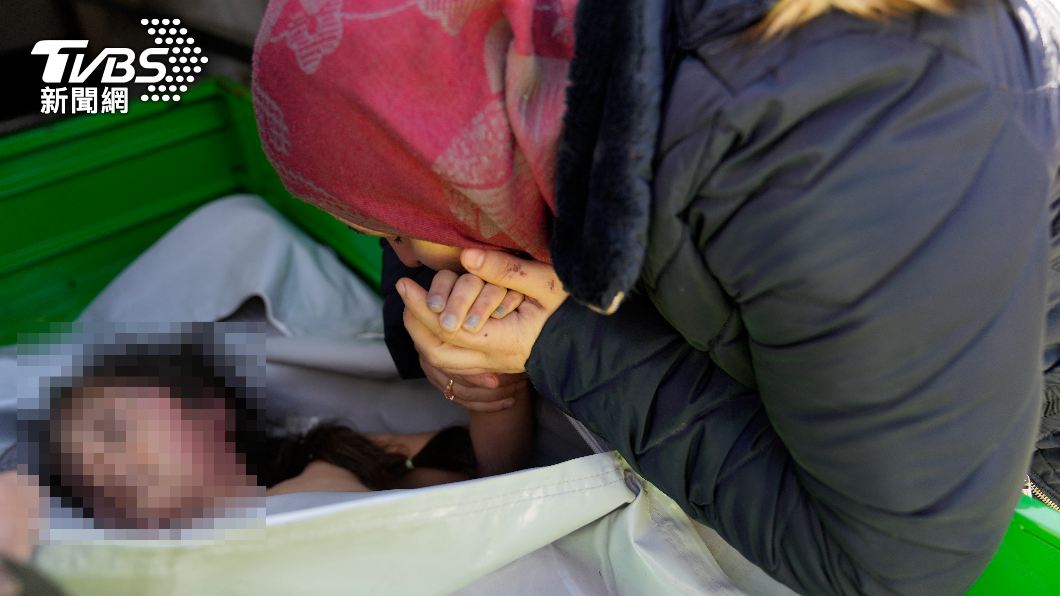 土耳其東南部的雷伊漢立市，一位敘利亞籍母親在女兒逝去後，溫柔地親吻她的手道別。 （圖∕達志影像美聯社）