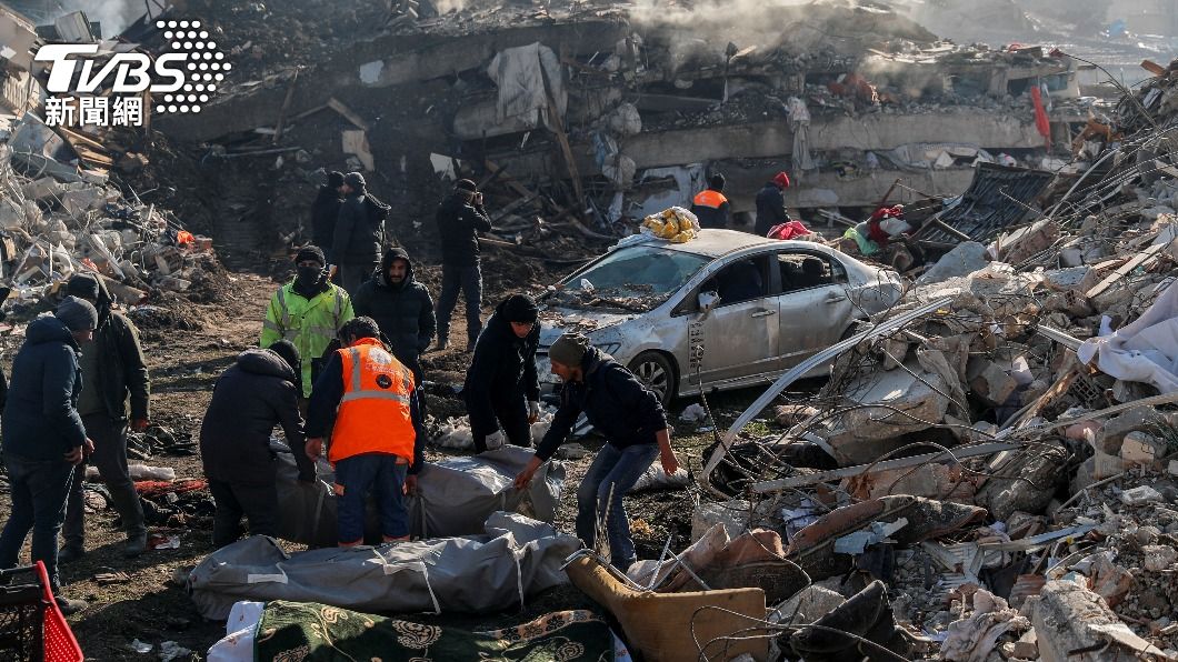 土耳其災區淪為一片廢墟，救護人員將罹難者大體抬離現場。（圖／達志影像路透社）