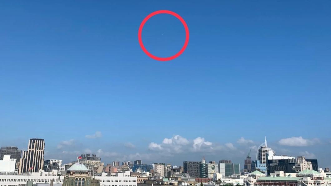 鄭明典在臉書透露，2021年9月間拍到來源不明的「氣球」，照片左下是司法院大樓，右下角是總統府。（圖／翻攝自鄭明典臉書）