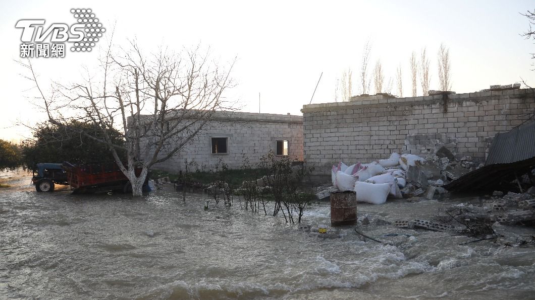 敘利亞小鎮水壩潰堤造成洪患。（圖／達志影像路透社）