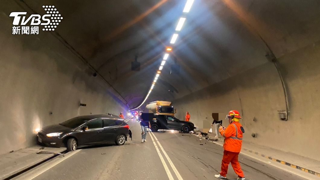 休旅車在隧道內爆胎，在等待拖吊時又遭後車追撞。（圖／TVBS）