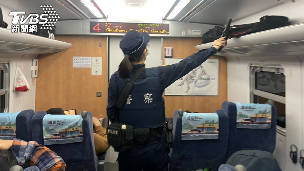 台鐵接獲恐嚇電話後，警方大動作巡查各車廂。（圖／TVBS）