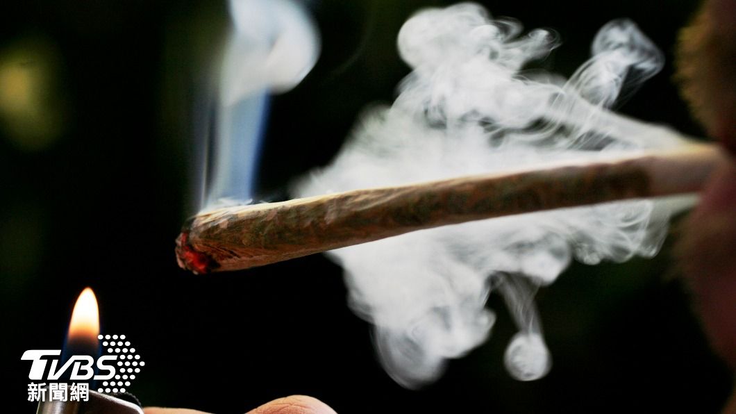 過度遊客湧入和大麻使用，讓荷蘭阿姆斯特丹居民好崩潰，議會決定修法禁止公開吸食。（圖／達志影像美聯社）