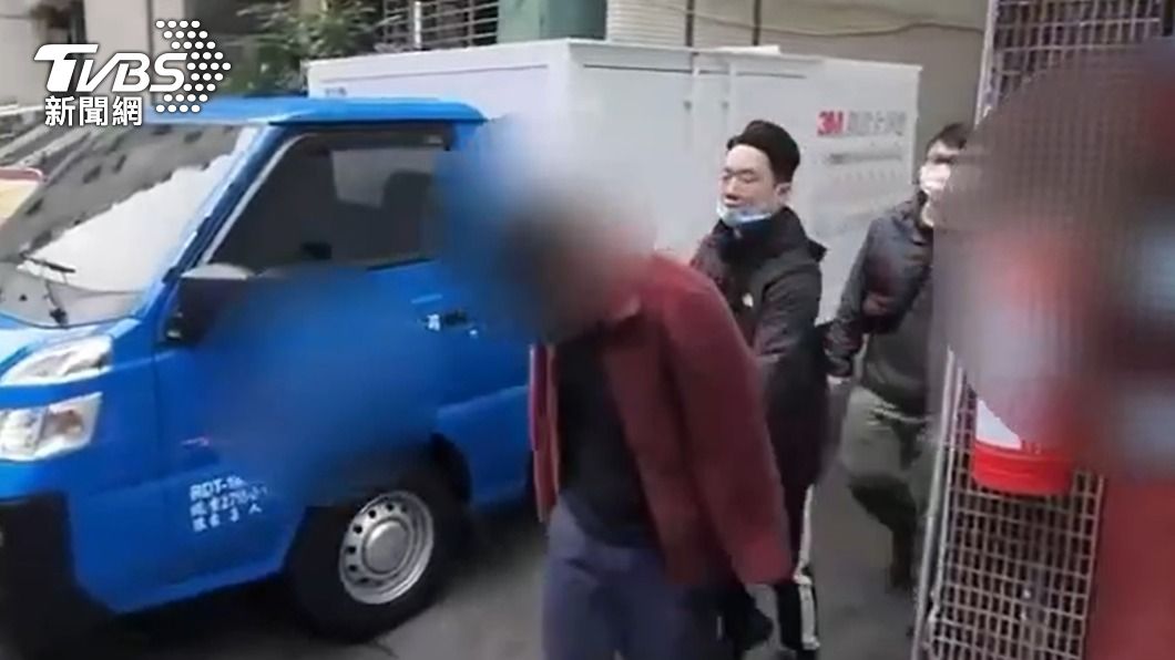 警方埋伏逮捕康姓猛男。（圖／TVBS）
