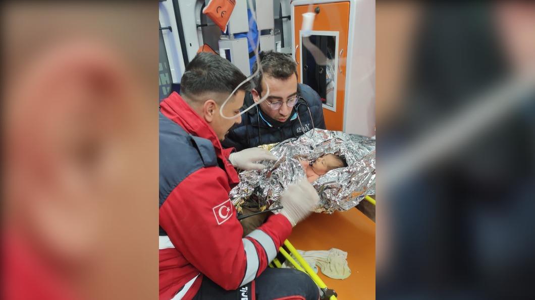 土耳其強震，10天大男嬰困100小時獲救。（圖／翻攝自twitter）