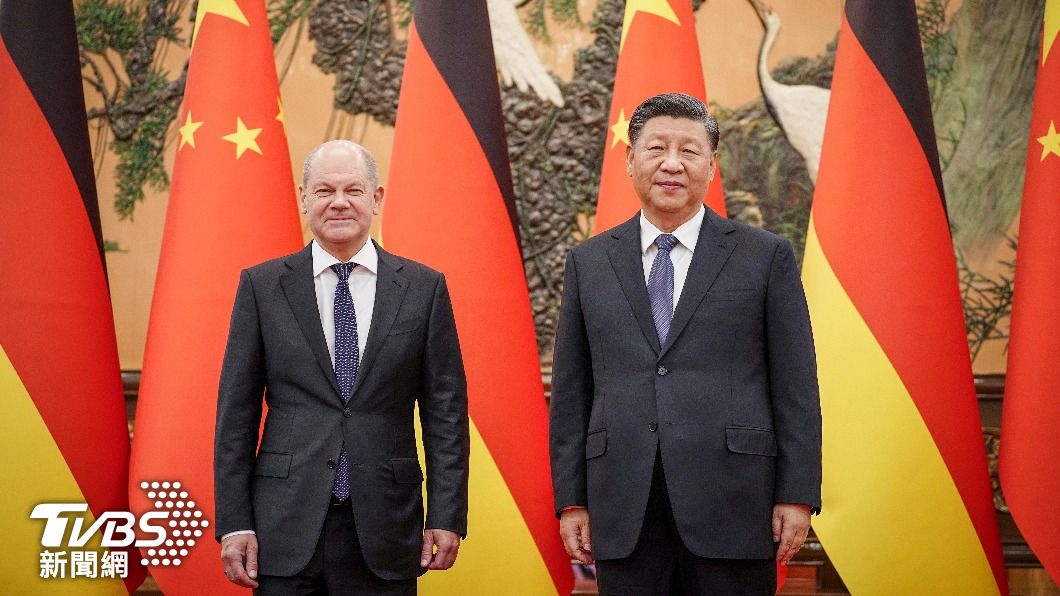 德國總理舒爾茲（左）訪問北京，與習近平會面。（圖／達志影像美聯社）