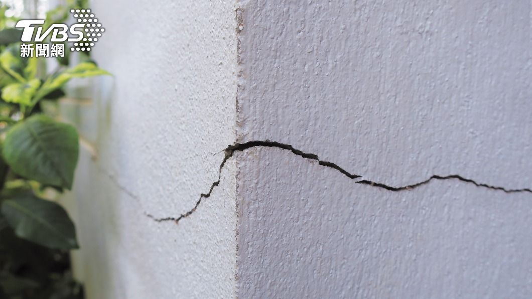 牆壁龜裂可能造成家庭失和、或是影響家人健康。（示意圖／Shutterstock達志影像）