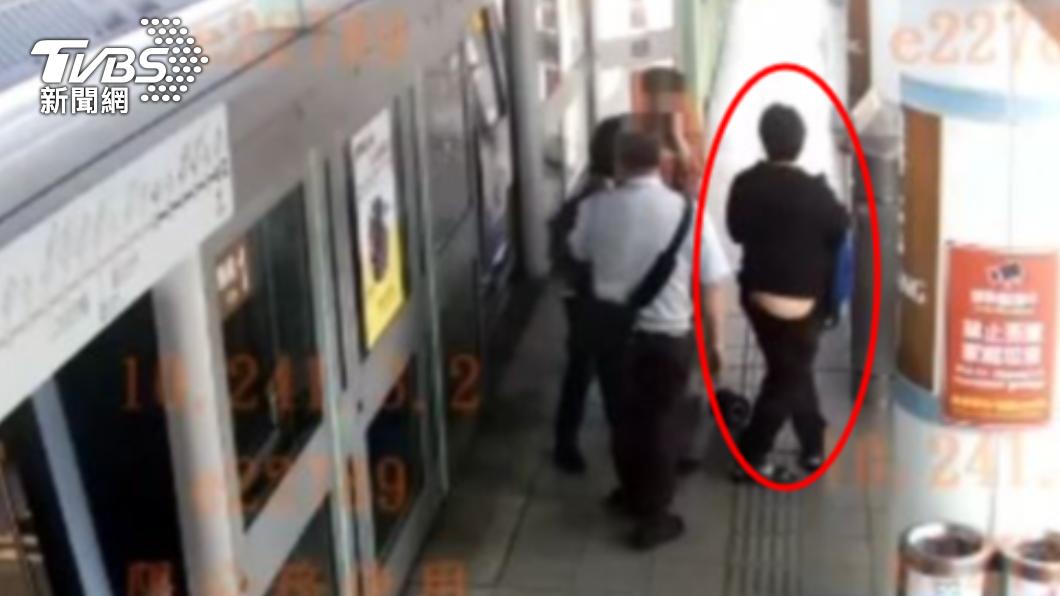 男大生在捷運車廂毆打婦人。（圖／TVBS）