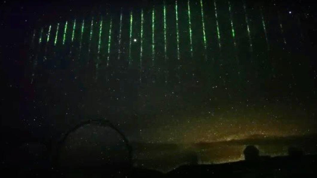 夏威夷夜空1月出現多條綠色雷射光束。（圖／翻攝自《紐約郵報》）