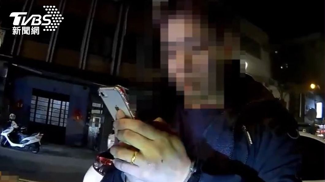 男子吸毒後開車上路，自撞號誌箱遭警方逮捕。（圖／TVBS）