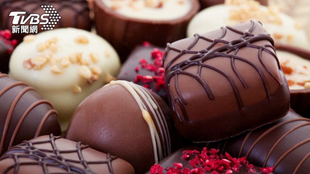可可純度很高的黑巧克力，因脂肪含量常超過50％，吃多一樣造成熱量負擔。（示意圖／shutterstock達志影像）