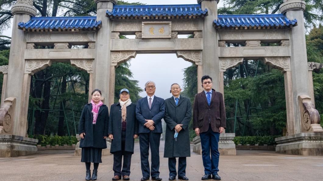 國民黨副主席夏立言一行人前往南京中山陵。（圖／國民黨提供）