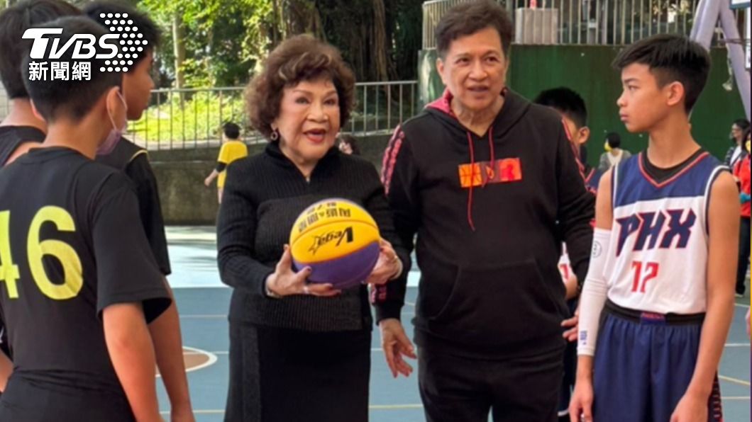 周遊（左2）與老公李朝永今（12）舉辦小學公益籃球賽，鼓勵兒童運動夢想。（圖／羅子欣攝）