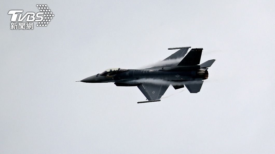 美軍F-16戰機在休倫湖上空擊落飛行物體。（圖／達志影像路透社）