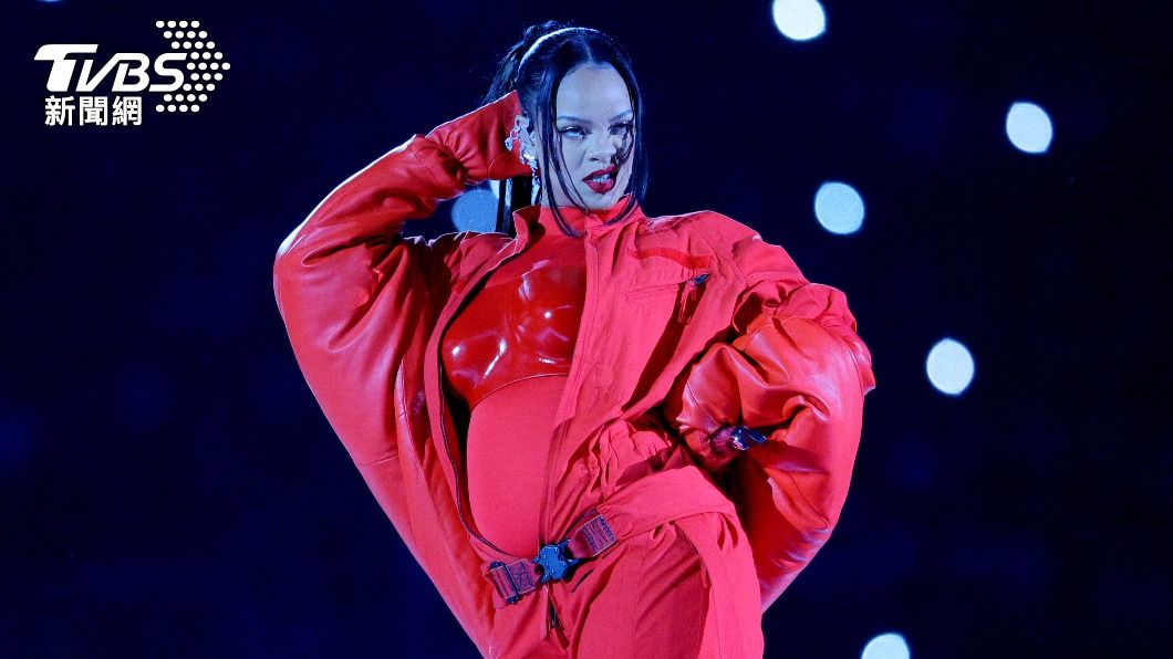 34歲巴貝多歌手「RiRi」蕾哈娜（Rihanna），今（13）日挺孕肚登上NFL超級盃中場秀。（圖／達志影像路透社）