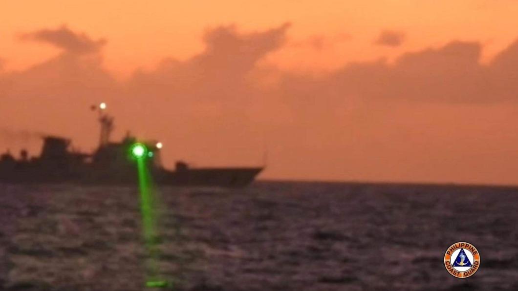 菲律賓海警隊譴責中方船艦惡意發射雷射光，造成菲國人員短暫失明。（圖／翻攝自菲律賓海警隊臉書）