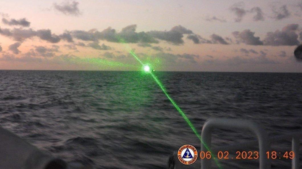 菲律賓海警隊公布2月6日遭到中方綠色雷射光攻擊時的畫面。（圖／翻攝自菲律賓海警隊臉書） 陸海警船惡意發射雷射光　菲船員暫失明怒譴責：侵犯主權