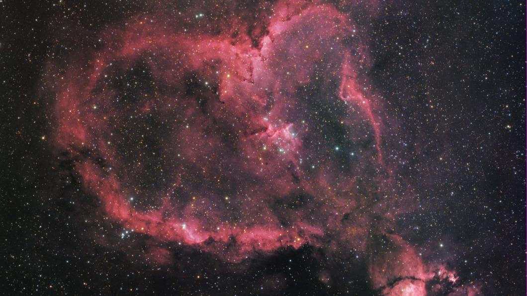 仙后座的星雲IC 1805 因外型酷似愛心，被稱為「情人節星雲」。（圖／台北天文館提供）