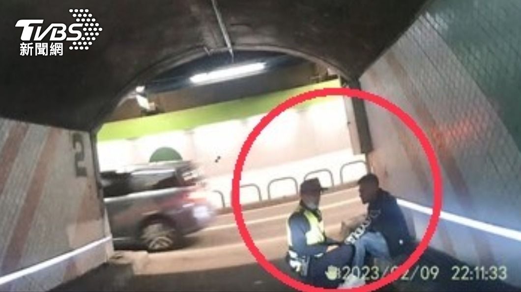 通緝犯為了躲避員警，跑進辛亥隧道內仍被逮捕。（圖／TVBS）