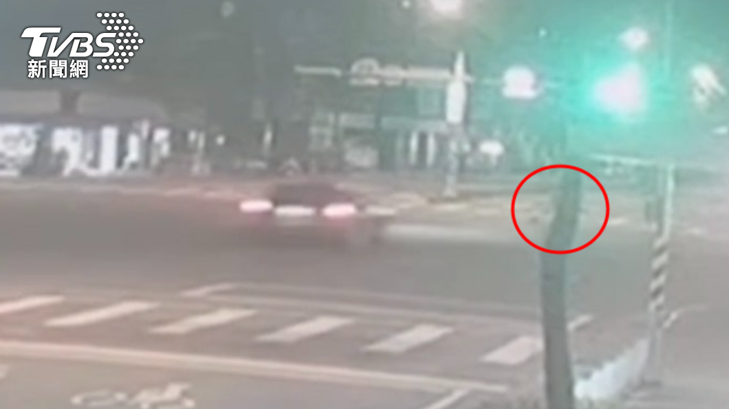 婦人疑似闖紅燈穿越斑馬線遭轎車撞擊。（圖／TVBS）