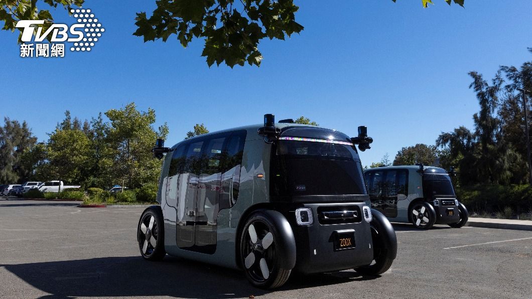 亞馬遜（Amazon）旗下的自動駕駛技術公司Zoox，11日在加州總部辦公大樓間公路測試自駕小黃。（圖／達志影像路透社）