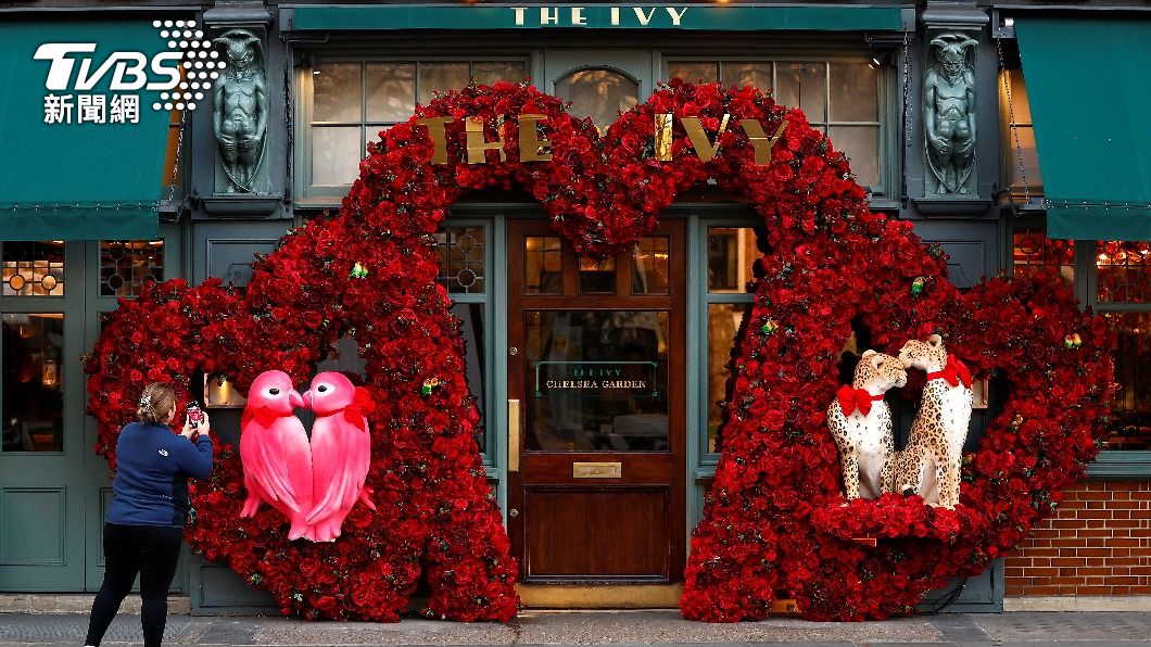 位於倫敦的餐廳擺出心型玫瑰拱門，造型非常吸睛。（圖／達志影像路透社）