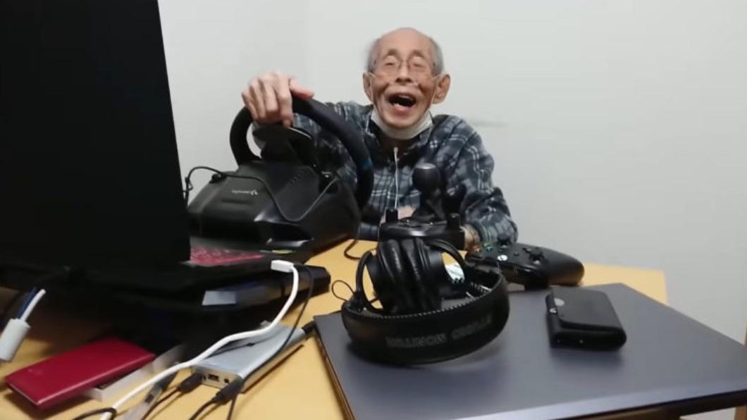 93歲阿公玩賽車電玩的影片引百萬人觀看。（圖／翻攝自Olivin.corp. YouTube）