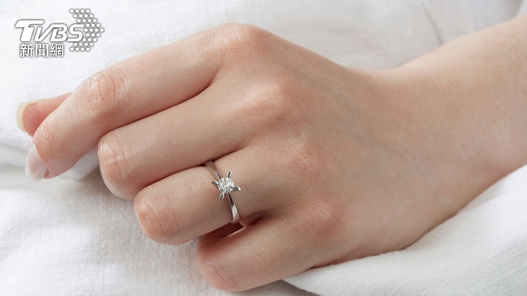 一名女網友分享不小心弄丟了男友送的情人節禮物戒指。（示意圖，非當事人／shutterstock達志影像）