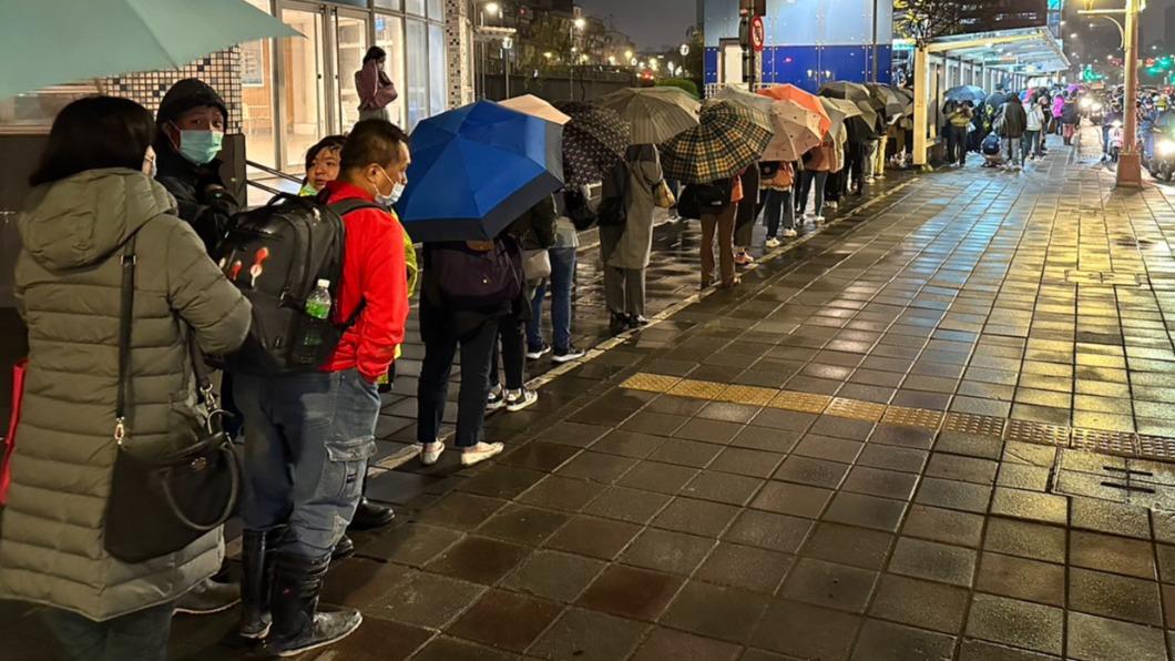 在台北通勤的上班族以及學生，在南港展覽館站排隊回家，常常都要等上一個小時左右　（圖／立委蔡適應服務處提供）